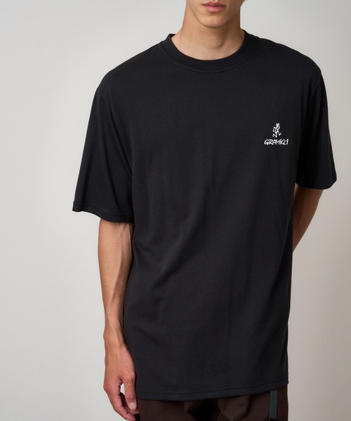 Gramicci（グラミチ）の「GRAMICCI/グラミチ ONE POINT LOGO TEE | ワンポイントロゴTシャツ（Tシャツ/カットソー・メンズ・ホワイト/ブラック/マスタード/カーキ・S/M/L/XL/XXL）」の2枚目の写真