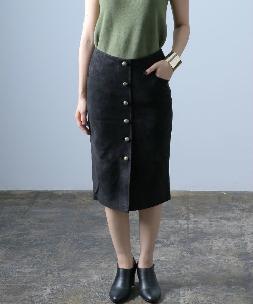 AZUL by moussy(アズールバイマウジー)の「フェイクスェード下ボタンタイトスカート(スカート・レディース・キャメル/ブラック・MEDIUM/SMALL)」の2枚目の写真