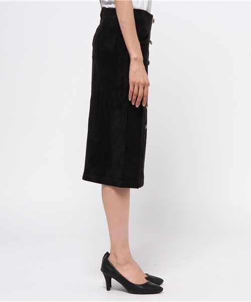 AZUL by moussy(アズールバイマウジー)の「フェイクスェード下ボタンタイトスカート(スカート・レディース・キャメル/ブラック・MEDIUM/SMALL)」の4枚目の写真