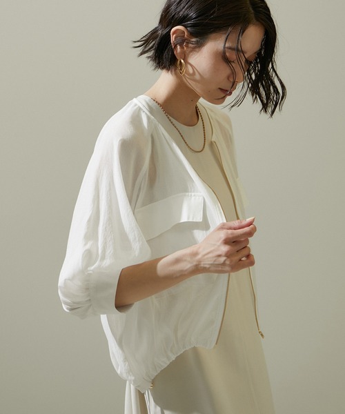 SALON adam et rope'（サロン アダム エ ロペ）の「【WEB限定】ハーフスリーブシアージップブルゾン【洗える】（ブルゾン・レディース・オフホワイト/ブラック・FREE）」の2枚目の写真