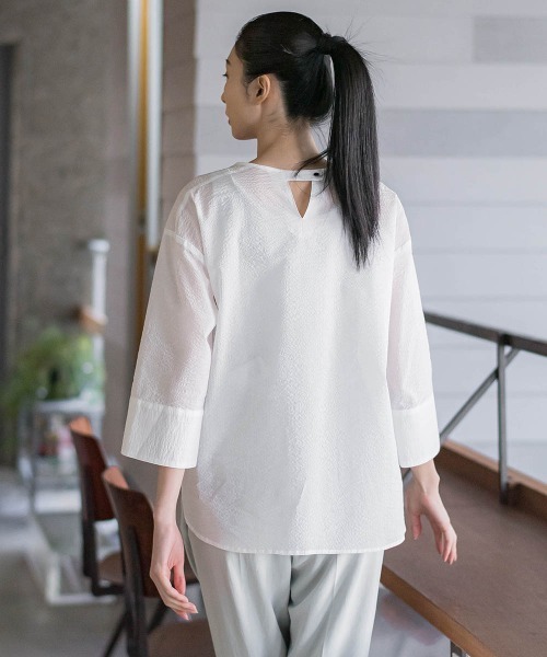la.f…(ラエフ)の「【WEB別注】エアーリップルブラウス≪洗濯機で洗える≫(シャツ/ブラウス・レディース・ブルー系その他/ブラック/ベージュ系その他/ホワイト・9号/11号)」の9枚目の写真