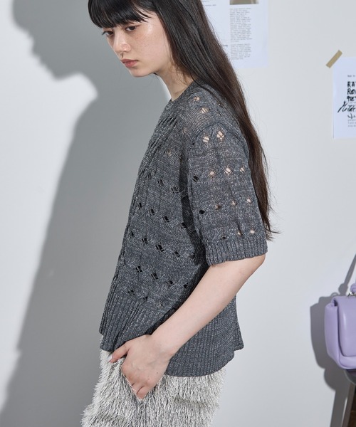 THE YOn（ザヨン）の「ラメ混シアーケーブルハーフスリーブニットプルオーバー（ニット/セーター・レディース・キャメル/アイボリー/チャコールグレー/セージグリーン・FREE）」の7枚目の写真