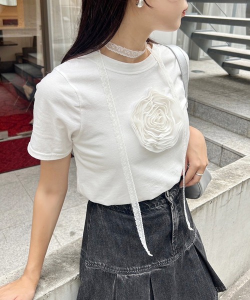 one after another NICE CLAUP(ワンアフターアナザーナイスクラップ)の「チョーカー付きローズT(Tシャツ/カットソー・レディース・サックスブルー/ベージュ/チャコールグレー/オフホワイト・FREE)」の2枚目の写真
