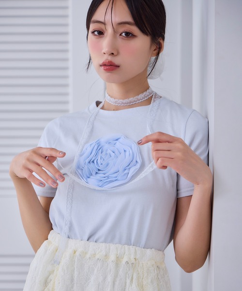 one after another NICE CLAUP(ワンアフターアナザーナイスクラップ)の「チョーカー付きローズT(Tシャツ/カットソー・レディース・サックスブルー/ベージュ/チャコールグレー/オフホワイト・FREE)」の4枚目の写真