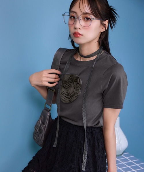 one after another NICE CLAUP(ワンアフターアナザーナイスクラップ)の「チョーカー付きローズT(Tシャツ/カットソー・レディース・サックスブルー/ベージュ/チャコールグレー/オフホワイト・FREE)」の3枚目の写真