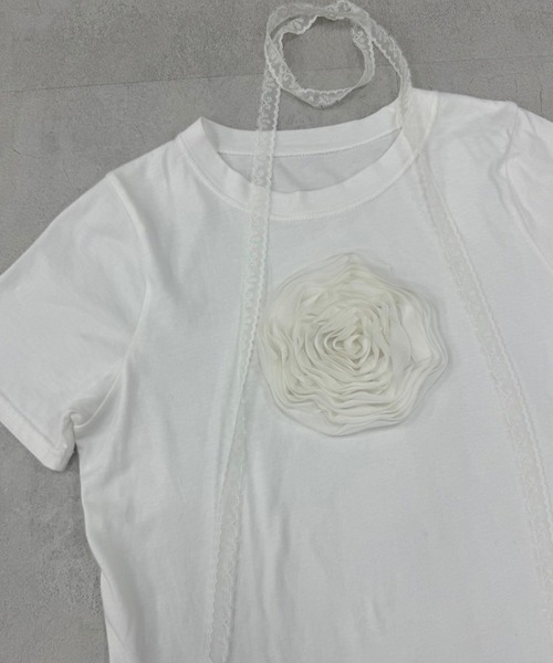 one after another NICE CLAUP(ワンアフターアナザーナイスクラップ)の「チョーカー付きローズT(Tシャツ/カットソー・レディース・サックスブルー/ベージュ/チャコールグレー/オフホワイト・FREE)」の6枚目の写真