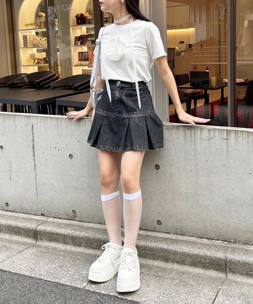one after another NICE CLAUP(ワンアフターアナザーナイスクラップ)の「チョーカー付きローズT(Tシャツ/カットソー・レディース・サックスブルー/ベージュ/チャコールグレー/オフホワイト・FREE)」の14枚目の写真
