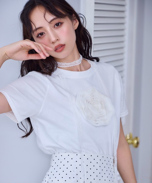 one after another NICE CLAUP(ワンアフターアナザーナイスクラップ)の「チョーカー付きローズT(Tシャツ/カットソー・レディース・サックスブルー/ベージュ/チャコールグレー/オフホワイト・FREE)」の18枚目の写真
