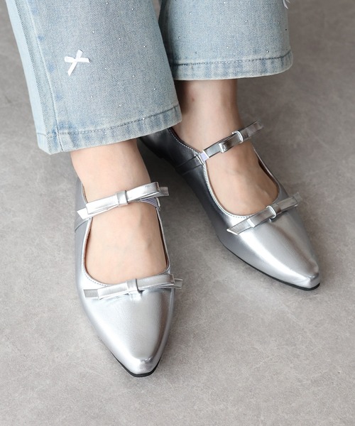 BLUEEAST（ブルーイースト）の「ポインテッドトゥリボンパンプス（パンプス・レディース・ブラック/シルバー・LARGE/MEDIUM）」の3枚目の写真