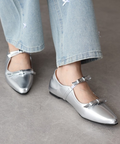 BLUEEAST（ブルーイースト）の「ポインテッドトゥリボンパンプス（パンプス・レディース・ブラック/シルバー・LARGE/MEDIUM）」の4枚目の写真