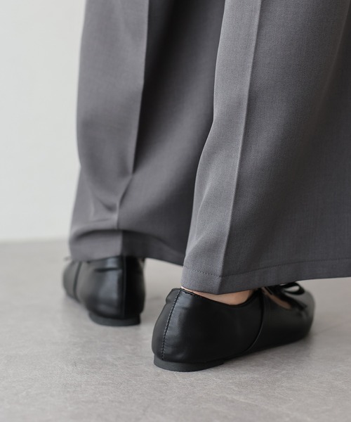 BLUEEAST（ブルーイースト）の「ポインテッドトゥリボンパンプス（パンプス・レディース・ブラック/シルバー・LARGE/MEDIUM）」の12枚目の写真