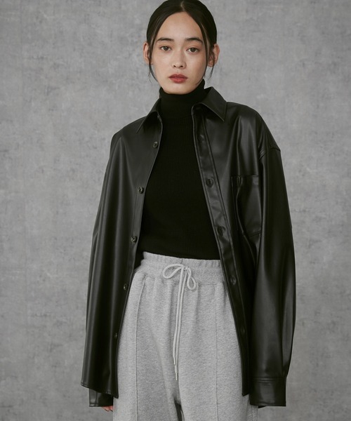 THE STANDARD(ザスタンダード)の「THE STANDARD/シンセティックレザーロングスリーブシャツ(シャツ/ブラウス・メンズ・ブラック・MEDIUM/LARGE)」の2枚目の写真