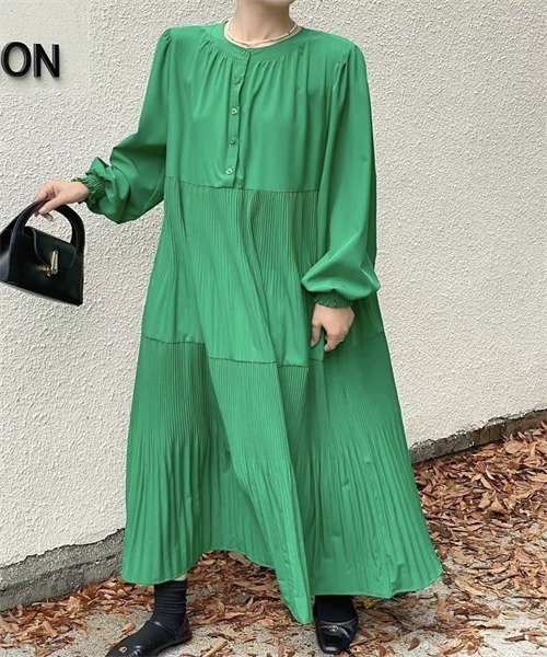 FREE STYLISTS(フリー スタイリスト)の「マキシ丈プリーツティアードシャツワンピース(シャツワンピース・レディース・カーキ/グリーン/ボルドー/ベージュ/梅/ブルー/ブラック・FREE)」の4枚目の写真
