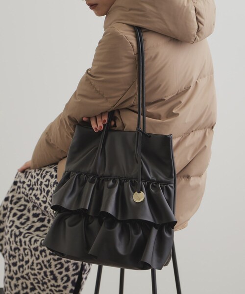 OPAQUE.CLIP(オペークドットクリップ)の「◆【A4サイズ対応】合皮ティアードフリルトートバッグ(トートバッグ・レディース・アイボリー/ブラック/チャコールグレー・00)」の4枚目の写真