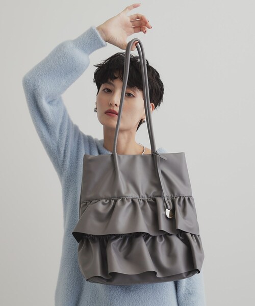 OPAQUE.CLIP(オペークドットクリップ)の「◆【A4サイズ対応】合皮ティアードフリルトートバッグ(トートバッグ・レディース・アイボリー/ブラック/チャコールグレー・00)」の18枚目の写真