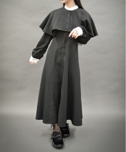 axes femme POETIQUE(アクシーズファムポエティック)の「ケープ付ロングシスターワンピース(ワンピース・レディース・ブラック/グレー・MEDIUM)」の2枚目の写真
