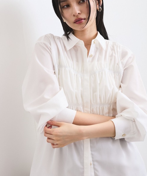 VIS(ビス)の「【新色追加】シャーリングデザインシャツ【洗える】(シャツ/ブラウス・レディース・ホワイト/ブルー/ピンク系その他2/ブルー系その他4・FREE)」の2枚目の写真