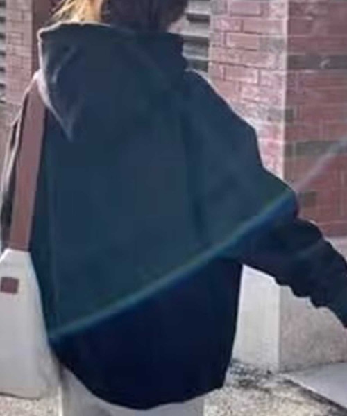 SPIGA（スピーガ）の「ｵｰﾊﾞｰｻｲｽﾞﾛｺﾞﾌﾟﾘﾝﾄｼﾞｯﾌﾟｱｯﾌﾟﾊﾟｰｶｰ（パーカー・レディース・アイボリー/ブラック/グレー・FREE）」の5枚目の写真