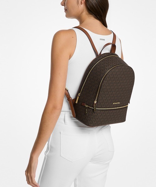 MICHAEL KORS(マイケルコース)の「RHEA ZIP バックパック ミディアム - MKシグネチャー(バックパック/リュック・レディース・ブラウン・FREE)」の2枚目の写真