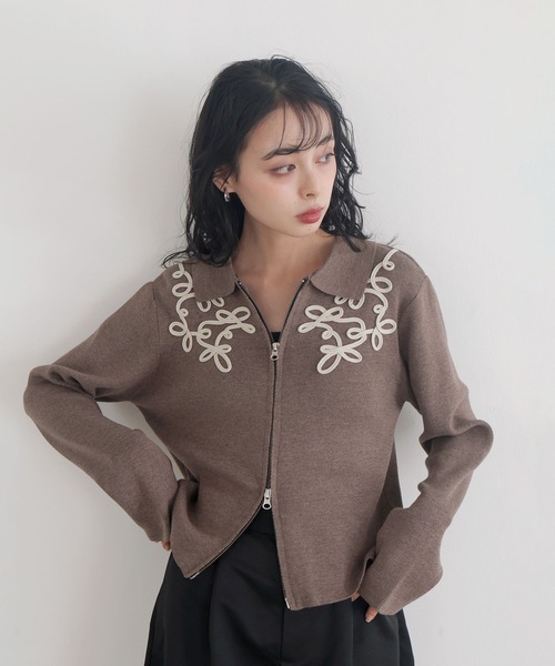 LIAN(リアン)の「コード刺繍ポロニットカーディガン(カーディガン/ボレロ・レディース・モカ/チャコールグレー/ブラック/カーキ・FREE)」の4枚目の写真