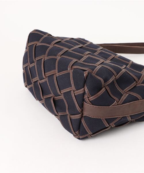 zucchero(ズッケロ)の「キャンバス×カウレザー ショルダーバッグ ズッケロ(ショルダーバッグ・レディース・ブラウン/ネイビー/ベージュ・FREE)」の18枚目の写真