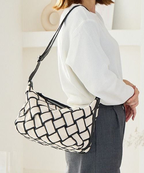 zucchero(ズッケロ)の「キャンバス×カウレザー ショルダーバッグ ズッケロ(ショルダーバッグ・レディース・ブラウン/ネイビー/ベージュ・FREE)」の3枚目の写真