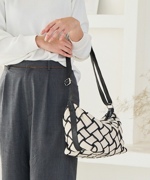 zucchero(ズッケロ)の「キャンバス×カウレザー ショルダーバッグ ズッケロ(ショルダーバッグ・レディース・ブラウン/ネイビー/ベージュ・FREE)」の7枚目の写真