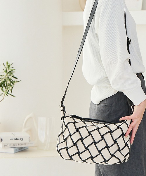 zucchero(ズッケロ)の「キャンバス×カウレザー ショルダーバッグ ズッケロ(ショルダーバッグ・レディース・ブラウン/ネイビー/ベージュ・FREE)」の6枚目の写真