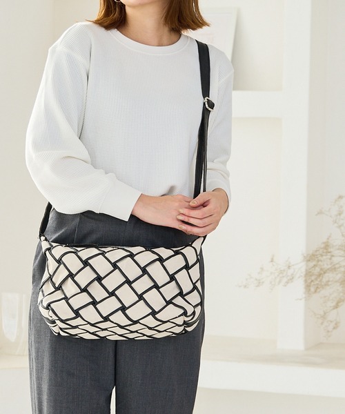 zucchero(ズッケロ)の「キャンバス×カウレザー ショルダーバッグ ズッケロ(ショルダーバッグ・レディース・ブラウン/ネイビー/ベージュ・FREE)」の8枚目の写真