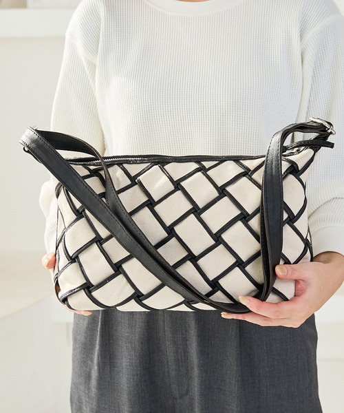 zucchero(ズッケロ)の「キャンバス×カウレザー ショルダーバッグ ズッケロ(ショルダーバッグ・レディース・ブラウン/ネイビー/ベージュ・FREE)」の9枚目の写真