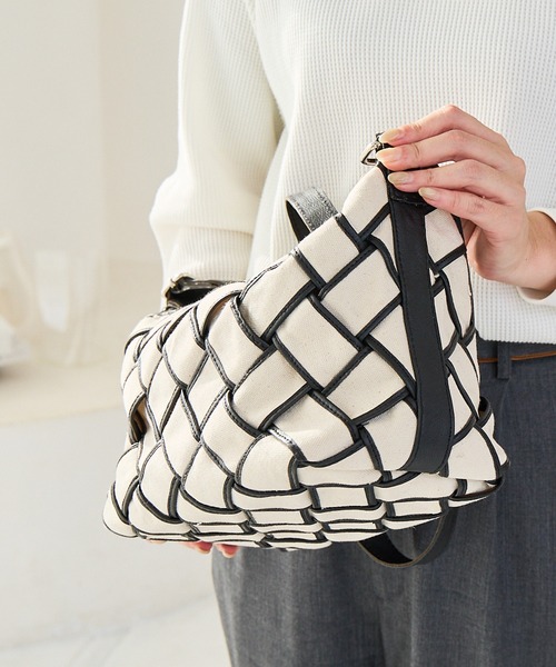 zucchero(ズッケロ)の「キャンバス×カウレザー ショルダーバッグ ズッケロ(ショルダーバッグ・レディース・ブラウン/ネイビー/ベージュ・FREE)」の10枚目の写真