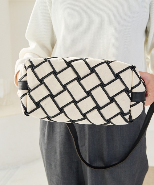 zucchero(ズッケロ)の「キャンバス×カウレザー ショルダーバッグ ズッケロ(ショルダーバッグ・レディース・ブラウン/ネイビー/ベージュ・FREE)」の11枚目の写真