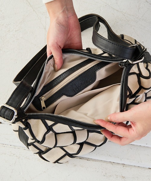 zucchero(ズッケロ)の「キャンバス×カウレザー ショルダーバッグ ズッケロ(ショルダーバッグ・レディース・ブラウン/ネイビー/ベージュ・FREE)」の13枚目の写真