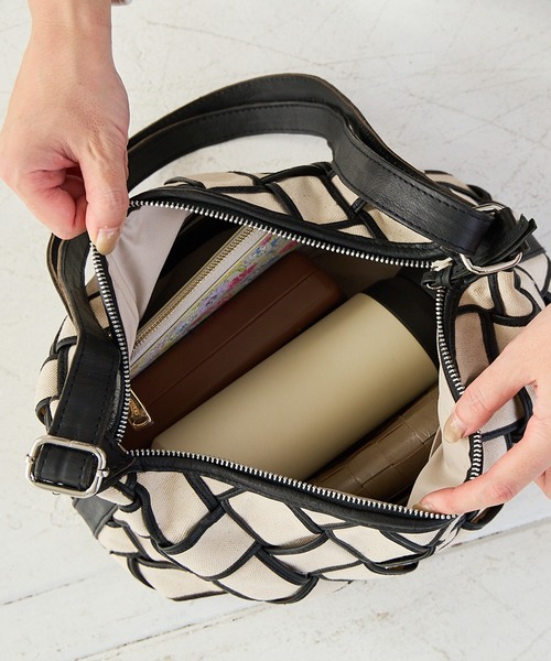 zucchero(ズッケロ)の「キャンバス×カウレザー ショルダーバッグ ズッケロ(ショルダーバッグ・レディース・ブラウン/ネイビー/ベージュ・FREE)」の14枚目の写真