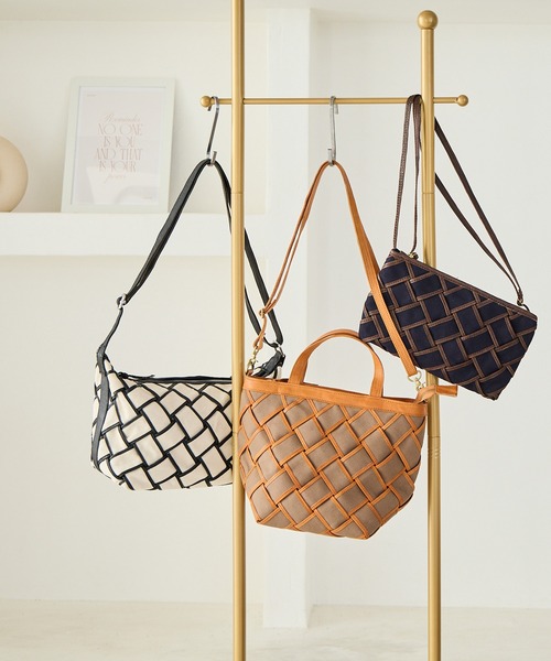 zucchero(ズッケロ)の「キャンバス×カウレザー ショルダーバッグ ズッケロ(ショルダーバッグ・レディース・ブラウン/ネイビー/ベージュ・FREE)」の4枚目の写真