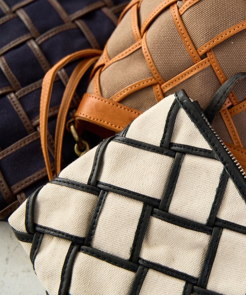 zucchero(ズッケロ)の「キャンバス×カウレザー ショルダーバッグ ズッケロ(ショルダーバッグ・レディース・ブラウン/ネイビー/ベージュ・FREE)」の5枚目の写真