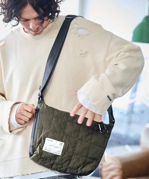 ARCHIVER(アーカイバ)の「【RS】【ADAMPATEK】square quilt middle shoulder bag/スクエアキルトミディアムショルダーバッグ(ショルダーバッグ・メンズ・ブラック/グレー・FREE)」の7枚目の写真