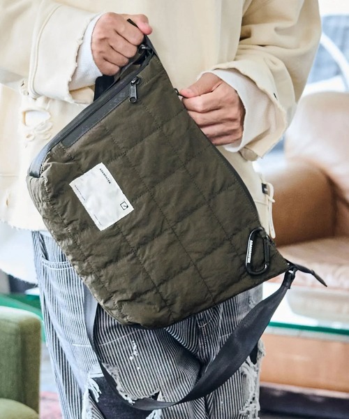 ARCHIVER(アーカイバ)の「【RS】【ADAMPATEK】square quilt middle shoulder bag/スクエアキルトミディアムショルダーバッグ(ショルダーバッグ・メンズ・ブラック/グレー・FREE)」の5枚目の写真