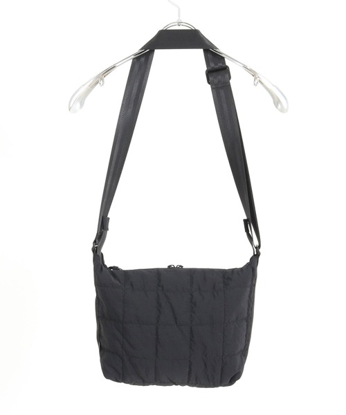 ARCHIVER(アーカイバ)の「【RS】【ADAMPATEK】square quilt middle shoulder bag/スクエアキルトミディアムショルダーバッグ(ショルダーバッグ・メンズ・ブラック/グレー・FREE)」の4枚目の写真