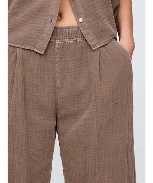 GAP（ギャップ）の「クリンクルガーゼ イージー バレルパンツ（その他パンツ・レディース・ブラック/ブラウン/ピンク/ブルー/グリーン・XXS/M/L/XS/S）」の21枚目の写真