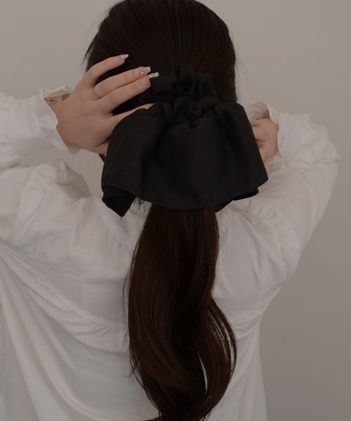 VIBGYOR Women（ヴィブジョー　ウィメン）の「【resonance】ギャザーデザイン シンプル ビッグシュシュ（シュシュ・レディース・ブラック・FREE）」の3枚目の写真