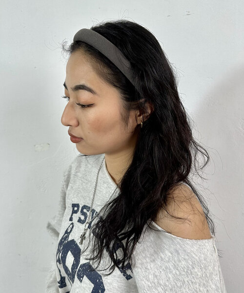 WHO'S WHO gallery（フーズフーギャラリー）の「ベーシックカチューシャ（その他ヘアアクセサリー・レディース・ブルー/ブラック/チャコールグレー・FREE）」の2枚目の写真