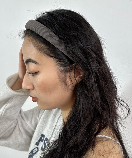 WHO'S WHO gallery（フーズフーギャラリー）の「ベーシックカチューシャ（その他ヘアアクセサリー・レディース・ブルー/ブラック/チャコールグレー・FREE）」の4枚目の写真