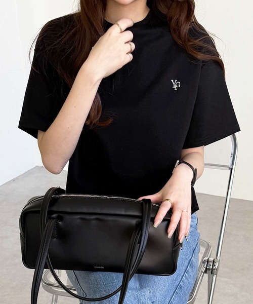 YOUING.(ユイン)の「アナグラムロゴ刺繍Tシャツ(Tシャツ/カットソー・レディース・ブラック/モカ/オフホワイト・LARGE/MEDIUM)」の1枚目の写真