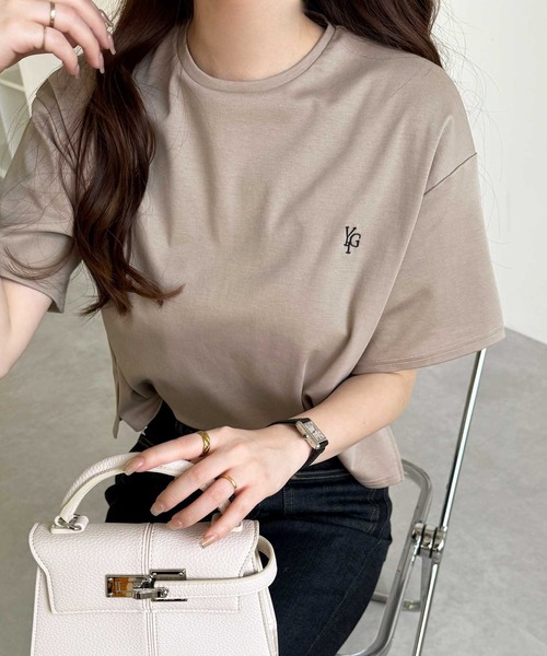 YOUING.(ユイン)の「アナグラムロゴ刺繍Tシャツ(Tシャツ/カットソー・レディース・ブラック/モカ/オフホワイト・LARGE/MEDIUM)」の3枚目の写真