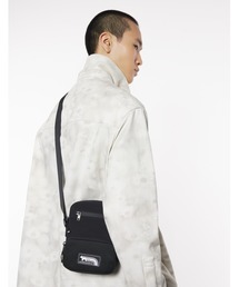 Maison Kitsune（メゾンキツネ）の「FLASH FOX CROSSBODY POUCH