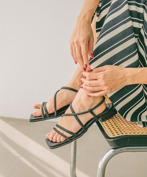 BAYFLOW(ベイフロー)の「スパークルストラップサンダル(サンダル・レディース・ブラック/ゴールド・LARGE/MEDIUM)」の2枚目の写真