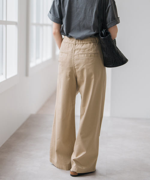 Spick & Span(スピックアンドスパン)の「《WEB限定 / 追加》コットンレーヨンドロストフレアパンツ(その他パンツ・レディース・ベージュ/ネイビー・36/38)」の9枚目の写真