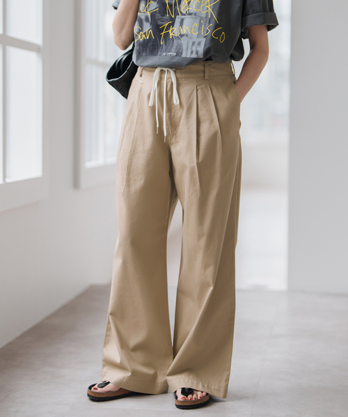 Spick & Span(スピックアンドスパン)の「《WEB限定 / 追加》コットンレーヨンドロストフレアパンツ(その他パンツ・レディース・ベージュ/ネイビー・36/38)」の10枚目の写真