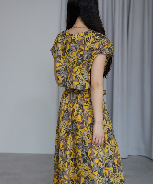 PREFERIR(プレフェリール)の「【真夏に映える】リーフ柄ロングワンピース/涼しげ/エスニック&リゾートテイスト(ワンピース・レディース・ネイビー/イエロー・MEDIUM/LARGE)」の4枚目の写真